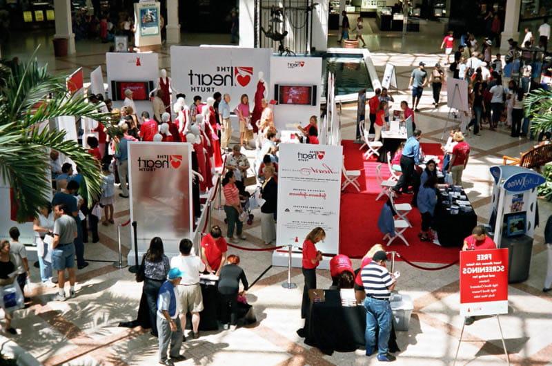 El Heart Truth Road Show, o el Show de La Verdad Acerca del Corazón, recorrió cinco ciudades en 2004 y ofreció exámenes gratuitos de factores de riesgo para las enfermedades cardíacas y materiales educativos. (Foto cortesía de The Heart Truth)